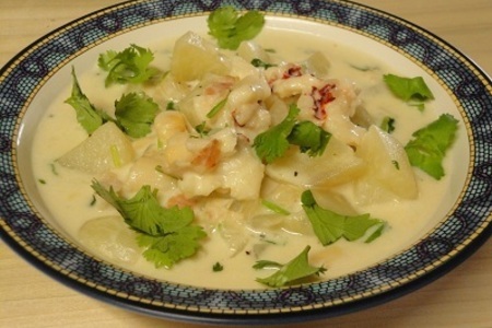 Кремовый суп с хвостами омаров и гребешками