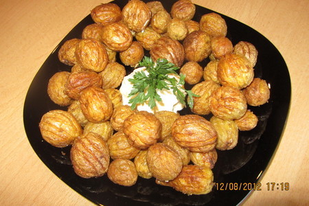 Фото к рецепту: Молодой картофель "орешки"