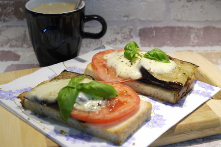 Теплые бутерброды а ля капрезе (легкий завтрак в итальянском стиле за несколько минут)