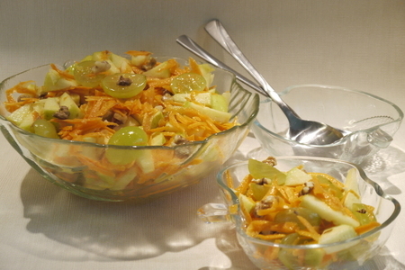 Фото к рецепту: Морковно-фруктовй салат „тутти-фрутти“