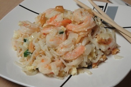 Фото к рецепту: Креветки с лапшой по тайски