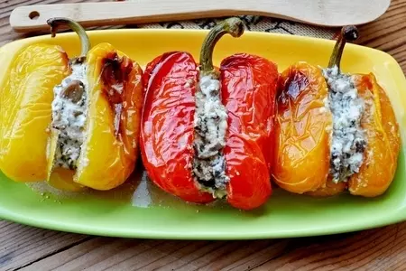 Запечённый перец,фаршированный вешенками и сыром.(дуэль)