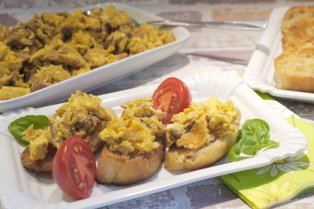 Фото к рецепту:  ревуэлто (revuelto) с лисичками или испанская яичница-болтунья