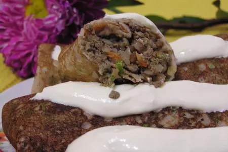 Блинчики ржаные с зеленым луком и начинкой из печени с гречкой.