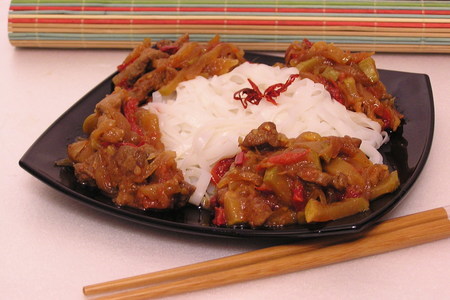 Фото к рецепту: Кабачки с рисовой лапшой почти по-китайски. фм -эстафета.