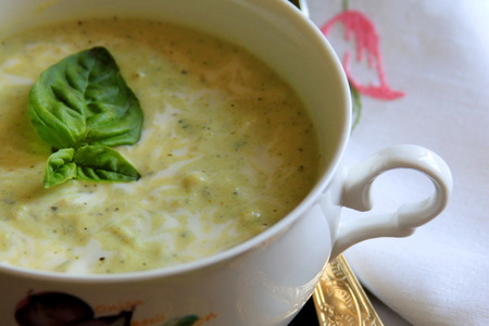 Сливочный крем-суп из цуккини с мятой и базиликом.
