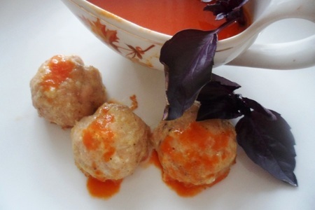 Фото к рецепту: Куриные тефтели с базиликом и томатным соусом