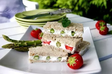 Бутерброд с творожным сыром и спаржей ( и клубникой)