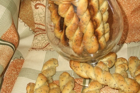 Фото к рецепту: Печенье "сливочно-маковые веревочки"