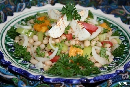 Фото к рецепту: Турецкий салат из белой фасоли (fasulye-piyaz).