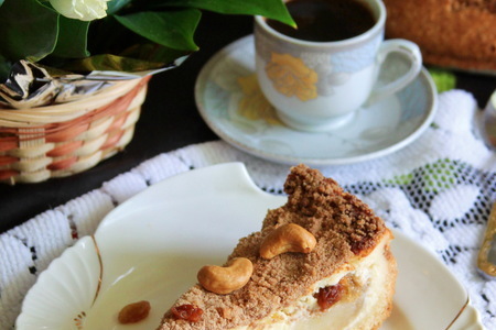 Фото к рецепту: Творожный пирог с яблоками ,орехами и изюмом