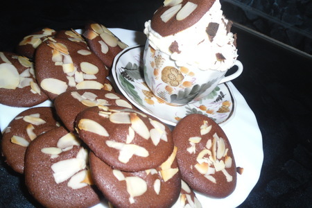 Фото к рецепту: Кофе мокко под кремом шантильи с печеньками-"ракушками". подарок для оксаночки *ogiway*!!!