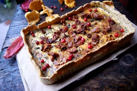 Пай с лисичками и беконом