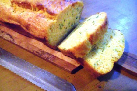 Тыквенный хлеб с зелёным луком и сыром