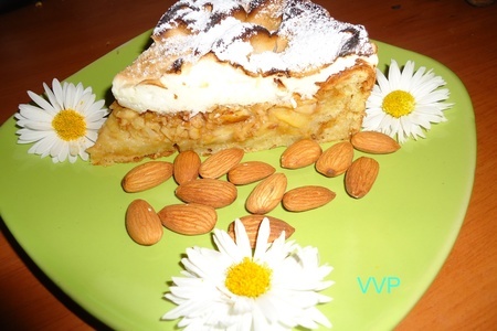 Фото к рецепту: Яблочно-миндальный пирог с меренгой