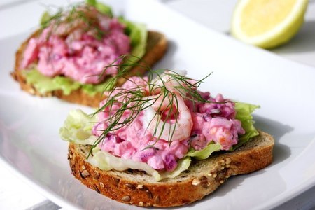 Фото к рецепту: Норвежский "салат с креветками по-русски"