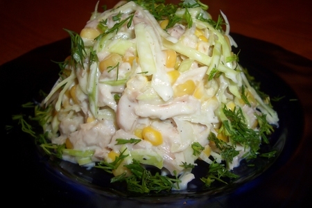 Куриный салат с кукурузой и белокочанной капустой