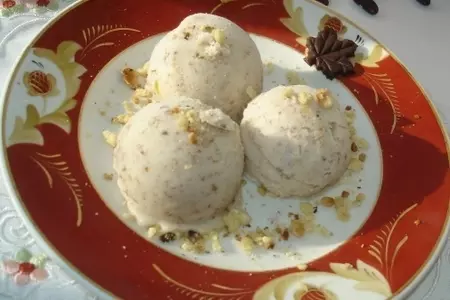 Мороженое из фасоли с орехами.