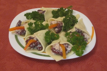 Фото к рецепту: "каллы" с салатом "наполи".