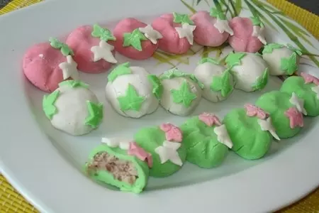 Ботамочи. японские пирожные из рисовой муки и фасолевой, сладкой пасты адзуки.