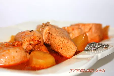 Курица тушеная с яблоками.