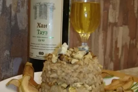 Ризотто с сыром горгонзола, грушей и грецкими орехами.