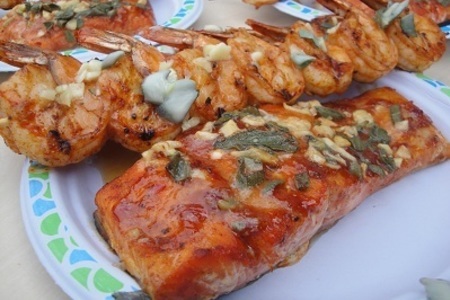 Фото к рецепту: Рыба на кленовой дощечке с шалфеем и креветками