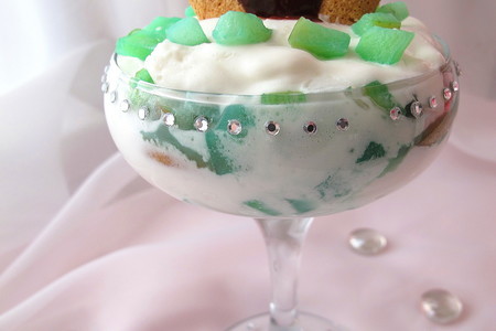 Фото к рецепту: Десерт  "blue snow" - с яблоками " голд " , грушами " конкорд" и   печеньем "кедро "
