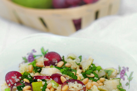 Фото к рецепту: Салат с  кускусом, грушами, виноградом, мятой и кедровыми орехами.