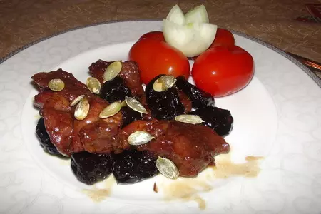 Карамелизованная баранина с черносливом и лепестками миндаля