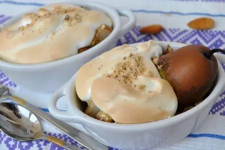 Геркулесовая груша под облаками.