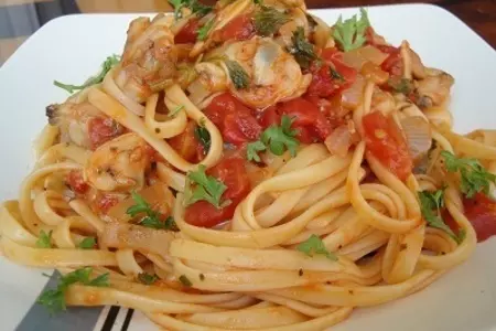 Лингвини с помидорами и молюсками
