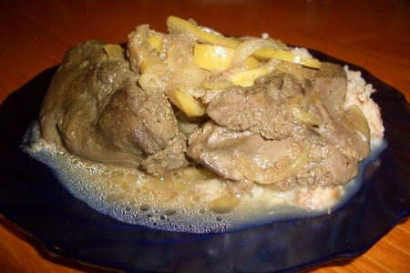 Фото к рецепту: Печень индейки тушеная с яблоками