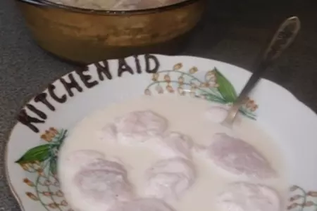 Молочный сладкий суп с клубничными клецками