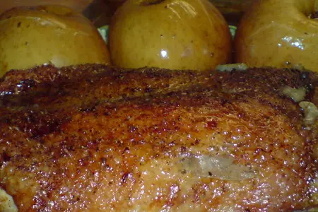 Гусиная  грудка с печёными яблоками