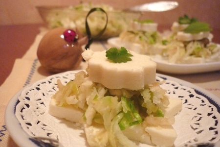 Фото к рецепту: Зелёный салат с адыгейским сыром