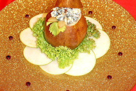 Бера фаршированная голубым сыром, виноградом и орешками