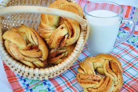 Калачики сметанные с коричневым сахаром и корицей.