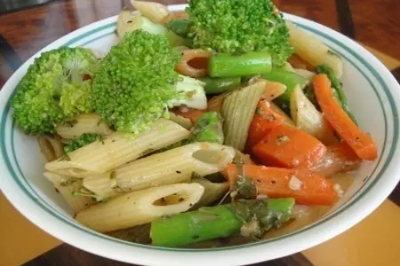 Паста с броколи и спаржей
