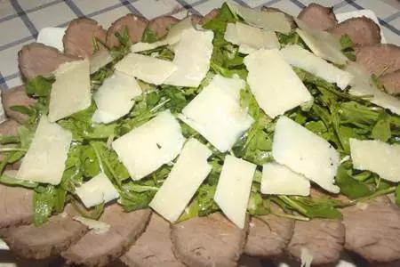Ростбиф с руколой и пармезаном