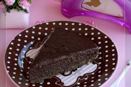 Шоколадный торт с финиками и ореховым кремом без муки и сахара