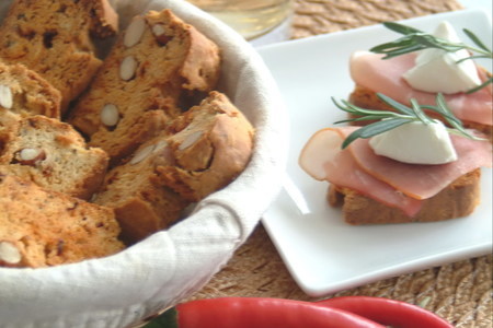 Фото к рецепту: Горгонзола - кантуччи или вкуснейшие гренки для фуршетных закусок