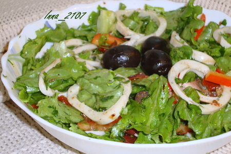 Фото к рецепту:  салат из кальмаров с вялеными помидорами