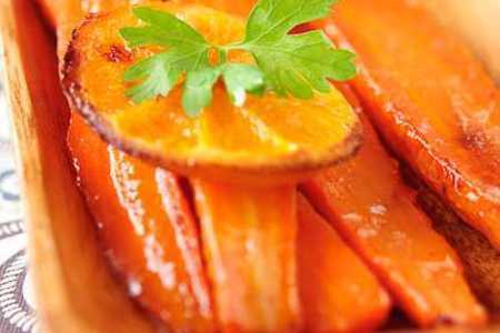 Фото к рецепту: Запеченная с цитрусовыми морковь