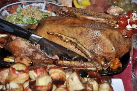 Гусь, водоплавающий в рассоле, запеченный с вкусной начинкой