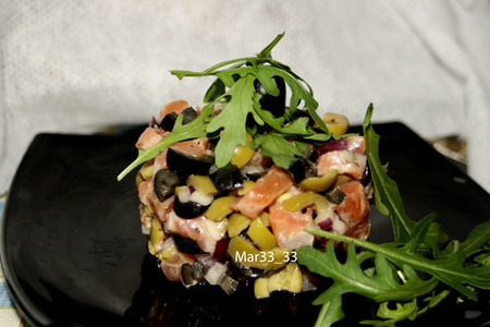 Фото к рецепту: Салат из семги с оливками