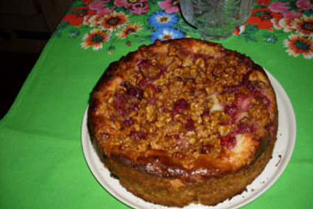 Фото к рецепту: Пирог с вишнями и ореховым крокантом