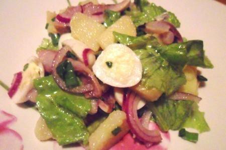 Салат из сельди, картофеля с перепелиными яйцами