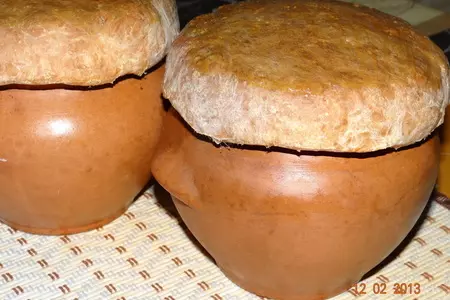 Жаркое из мяса с квашеной капустой и съедобной крышечкой
