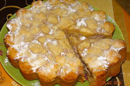 Творожный пирог с вареньем под медово-масляной крошкой